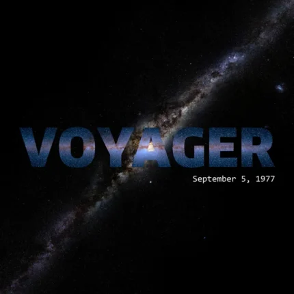 كلمة Voyager وتاريخ 1977 فوق مجرة درب التبانة على خلفية سوداء
