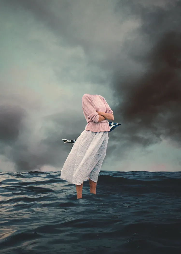 lumi-boards-art-5582b7a7163cdbc9 LumiPoster — امرأة فوق أمواج البحر - الصورة 1