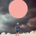 LumiPoster — امرأة تحت قمر وردي