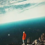 LumiPoster — مسافر فوق حافة العالم