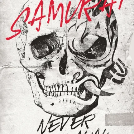 جمجمة بالحبر الأسود مع كلمة Samurai حمراء وعبارة Never Fade Away