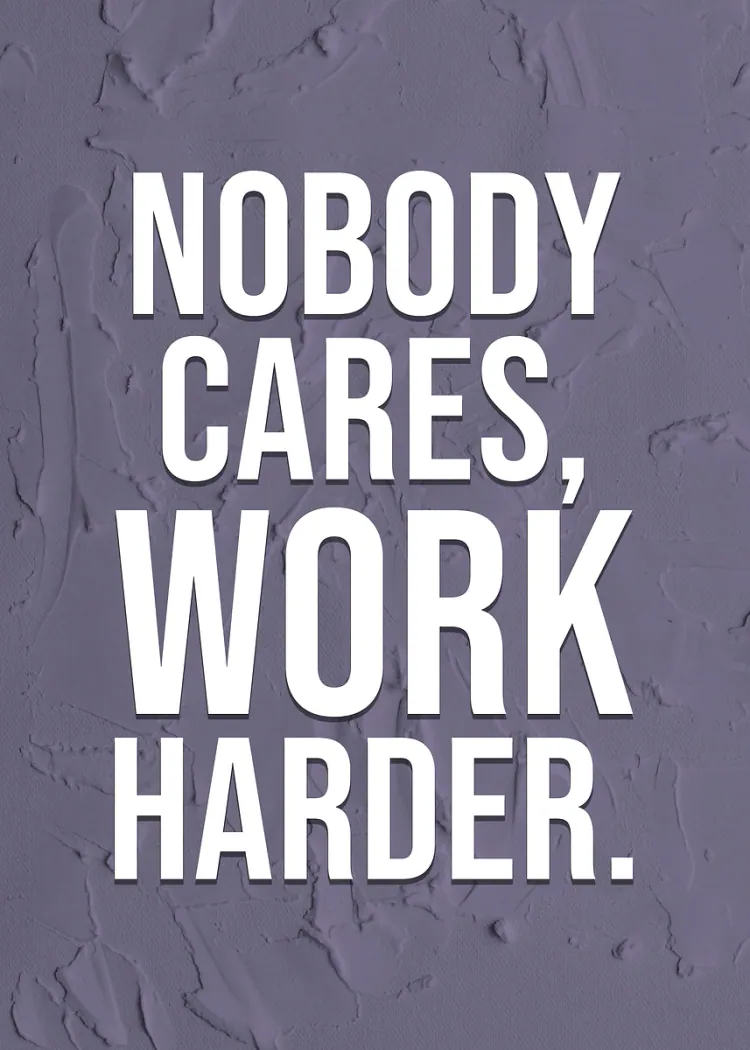 لوحة مضيئة تحفيزية Nobody Cares Work Harder بخلفية رمادية عبارة Nobody Cares Work Harder بخط أبيض على خلفية رمادية بنفسجية