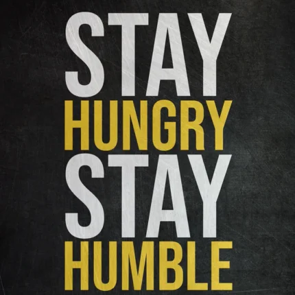عبارة Stay Hungry Stay Humble بحروف بيضاء وصفراء على خلفية سوداء
