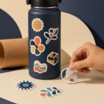 استيكرات قص منفرد بتصاميم زهور وأشكال هندسية على قارورة مياه زرقاء